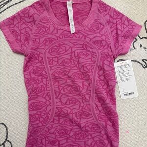 Lululemon Athletica swiftly crew Pink Graphic Short Sleeve Tee